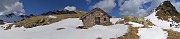 30 Bellissimo il panorama alla Baita Foppa Alta (1989 m) con i contrafforti del Mincucco a dx e Valletto e Ponteranica a sx